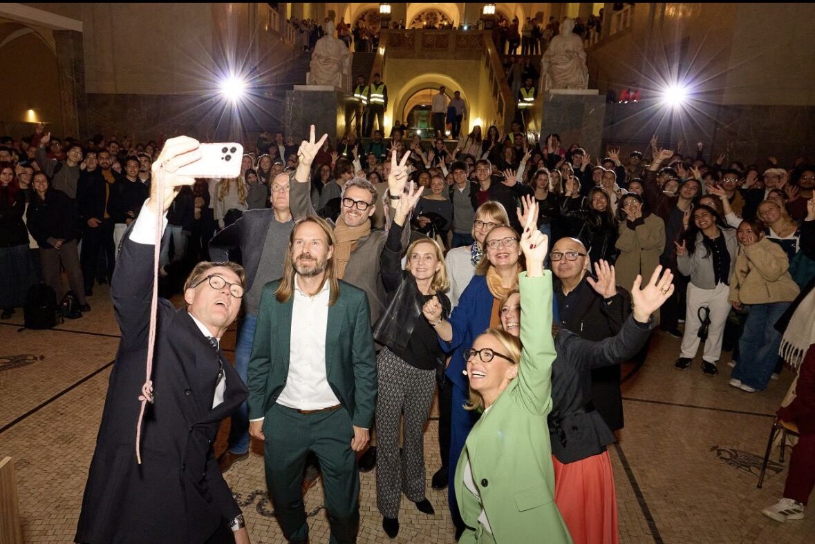 Philipp Baaske with a crowd of students at LMU Munich