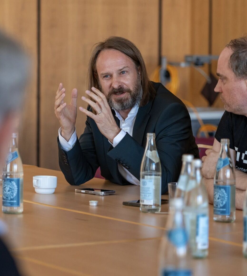 Philipp Baaske at a round table discussion