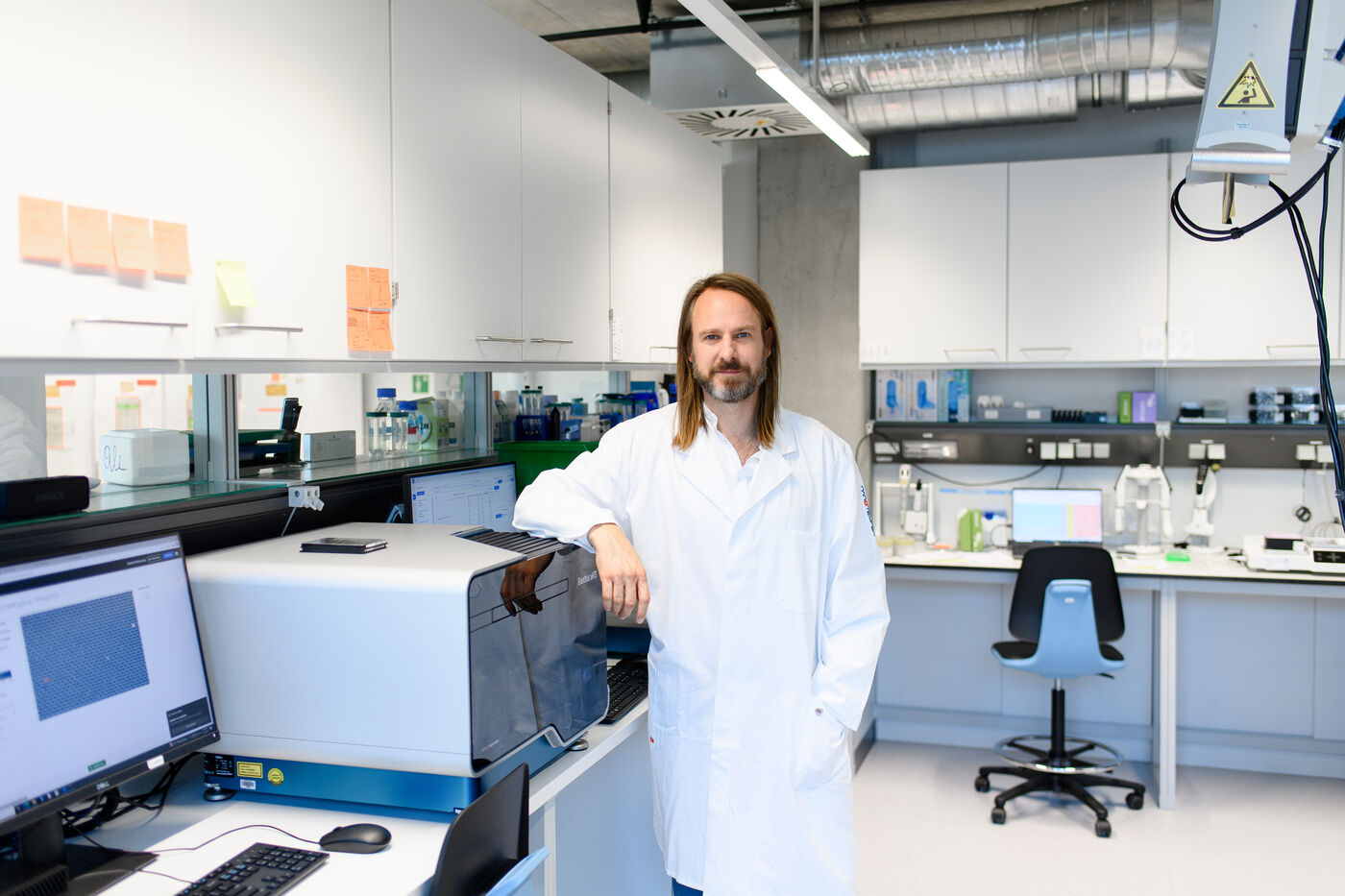 Philipp Baaske in a lab coat in a laboratory