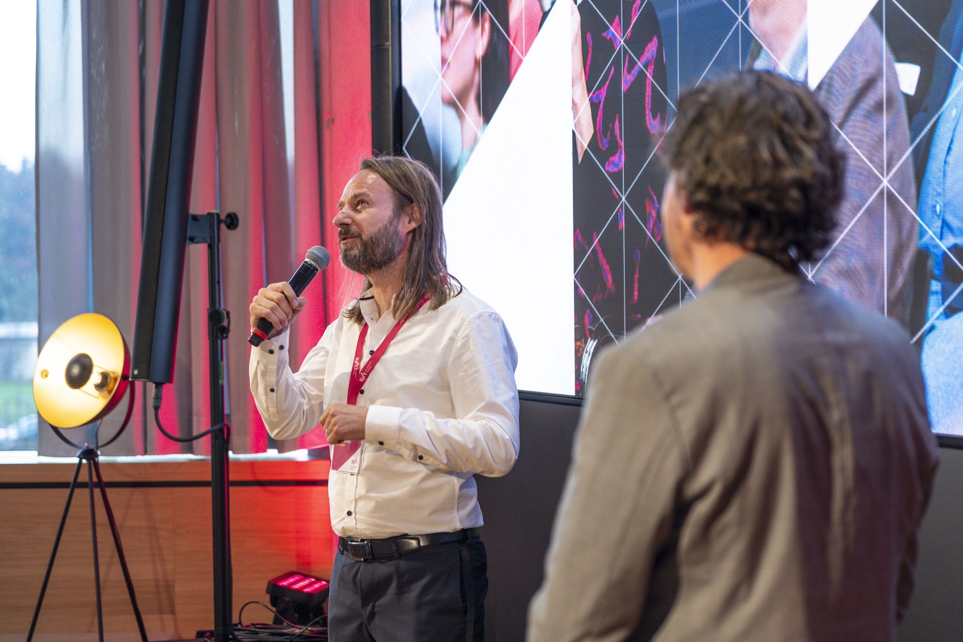 Philipp Baaske speaking with a microphone on stage
